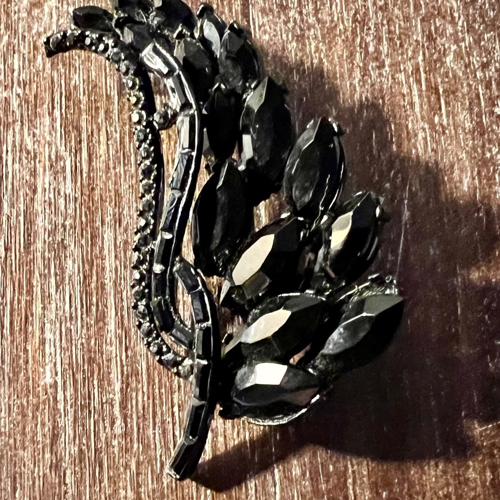 Elegant Black Leaf Brooch